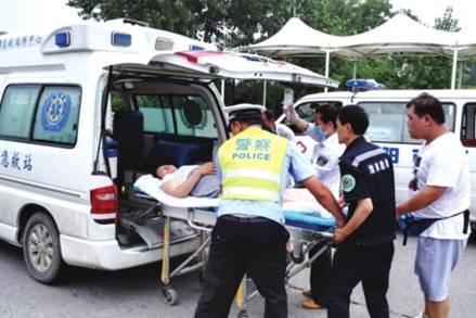 命懸一線牽動人心，救護車臨危不亂治病救人_